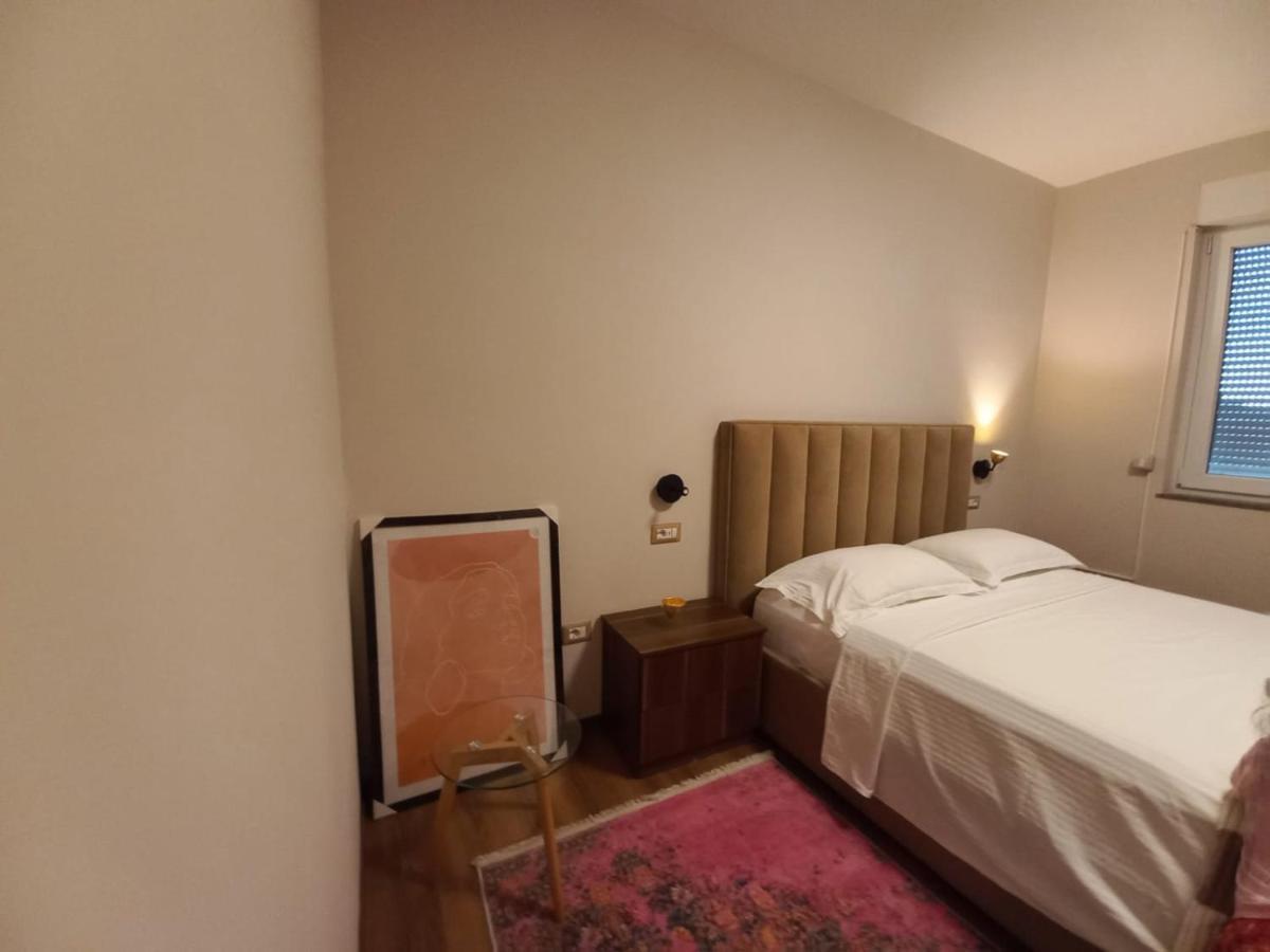 Penthouse Rooms & Aparts Tirana Buitenkant foto