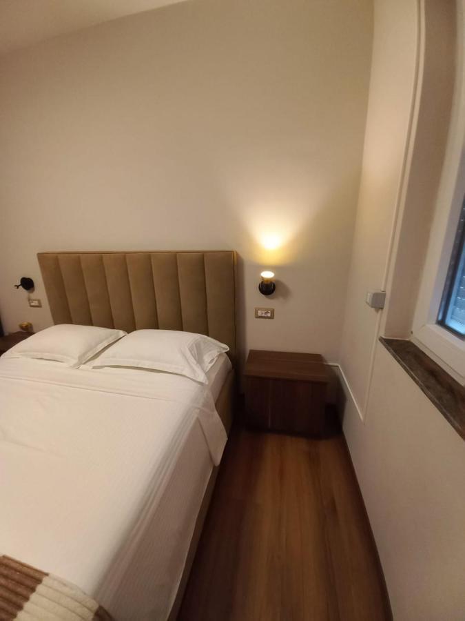 Penthouse Rooms & Aparts Tirana Buitenkant foto