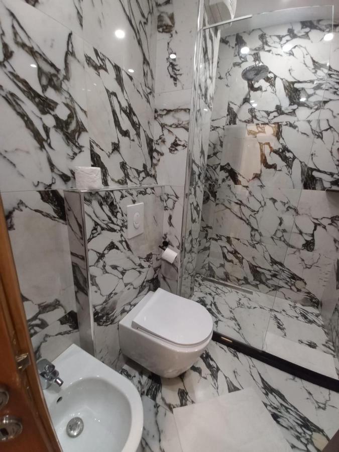 Penthouse Rooms & Aparts Tirana Buitenkant foto
