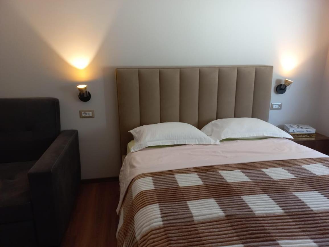 Penthouse Rooms & Aparts Tirana Buitenkant foto