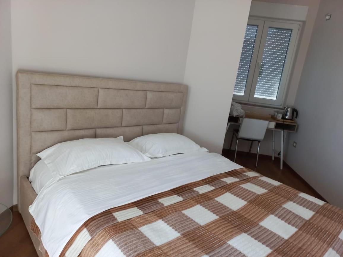 Penthouse Rooms & Aparts Tirana Buitenkant foto
