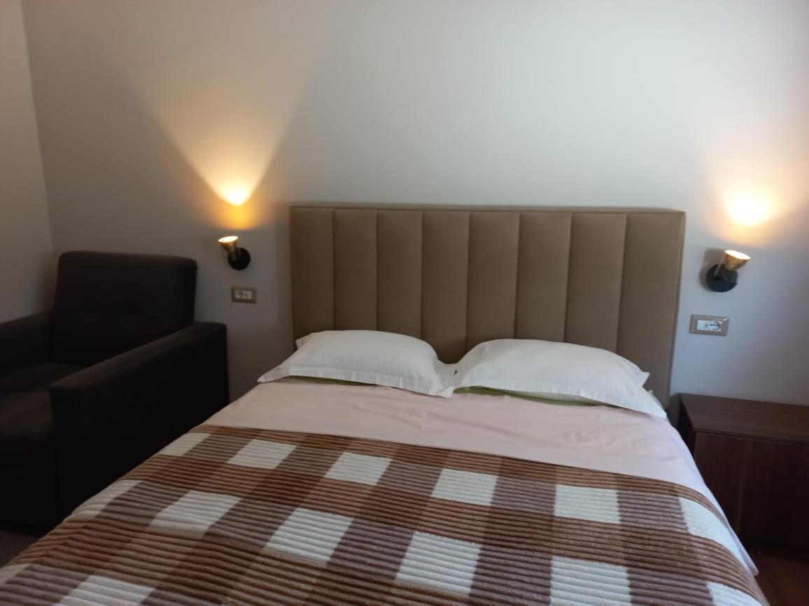 Penthouse Rooms & Aparts Tirana Buitenkant foto