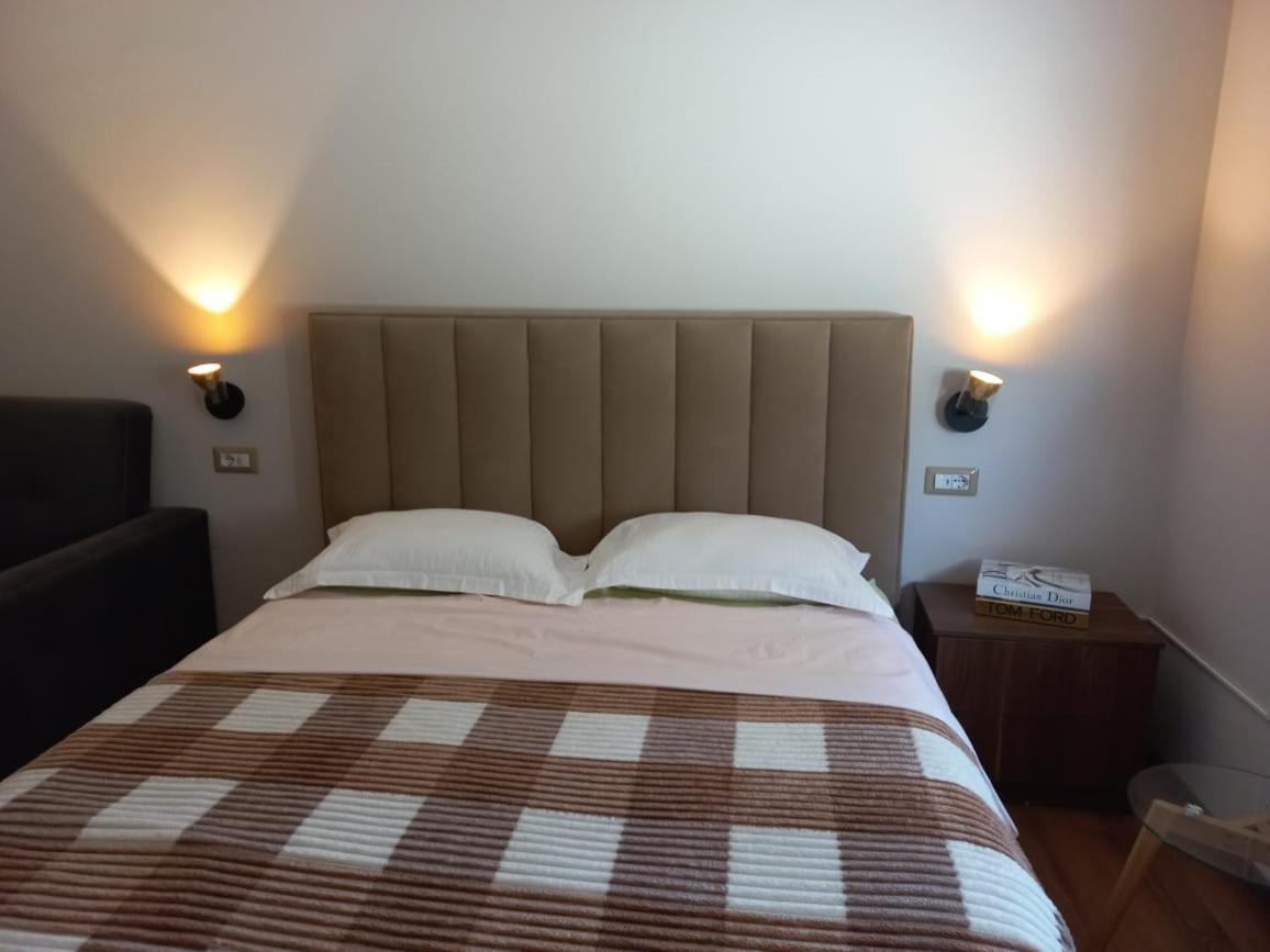 Penthouse Rooms & Aparts Tirana Buitenkant foto