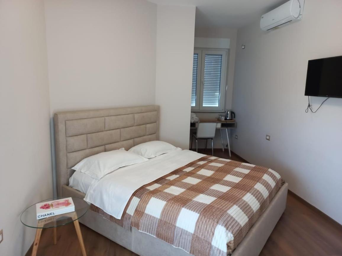 Penthouse Rooms & Aparts Tirana Buitenkant foto